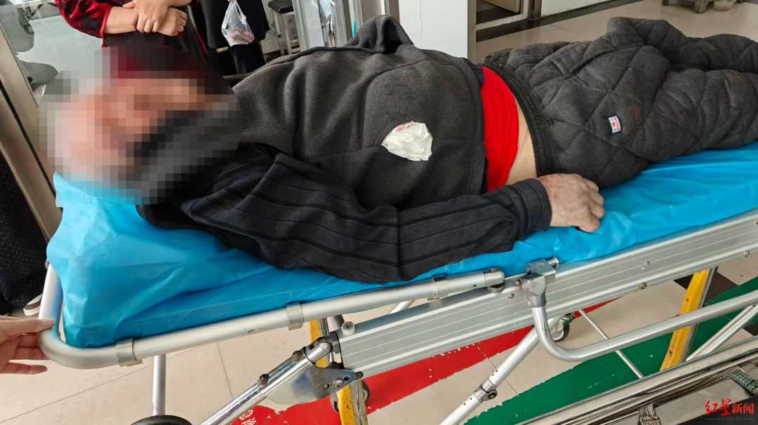 马女士父亲被打伤送医