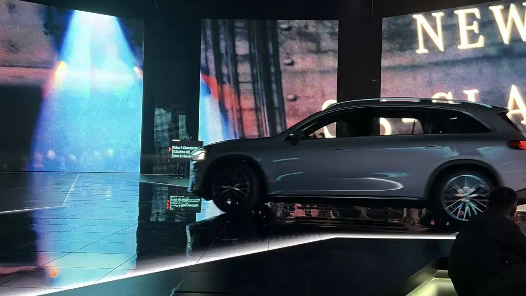 △奔驰纯电GLC SUV 图源：时代周报记者摄