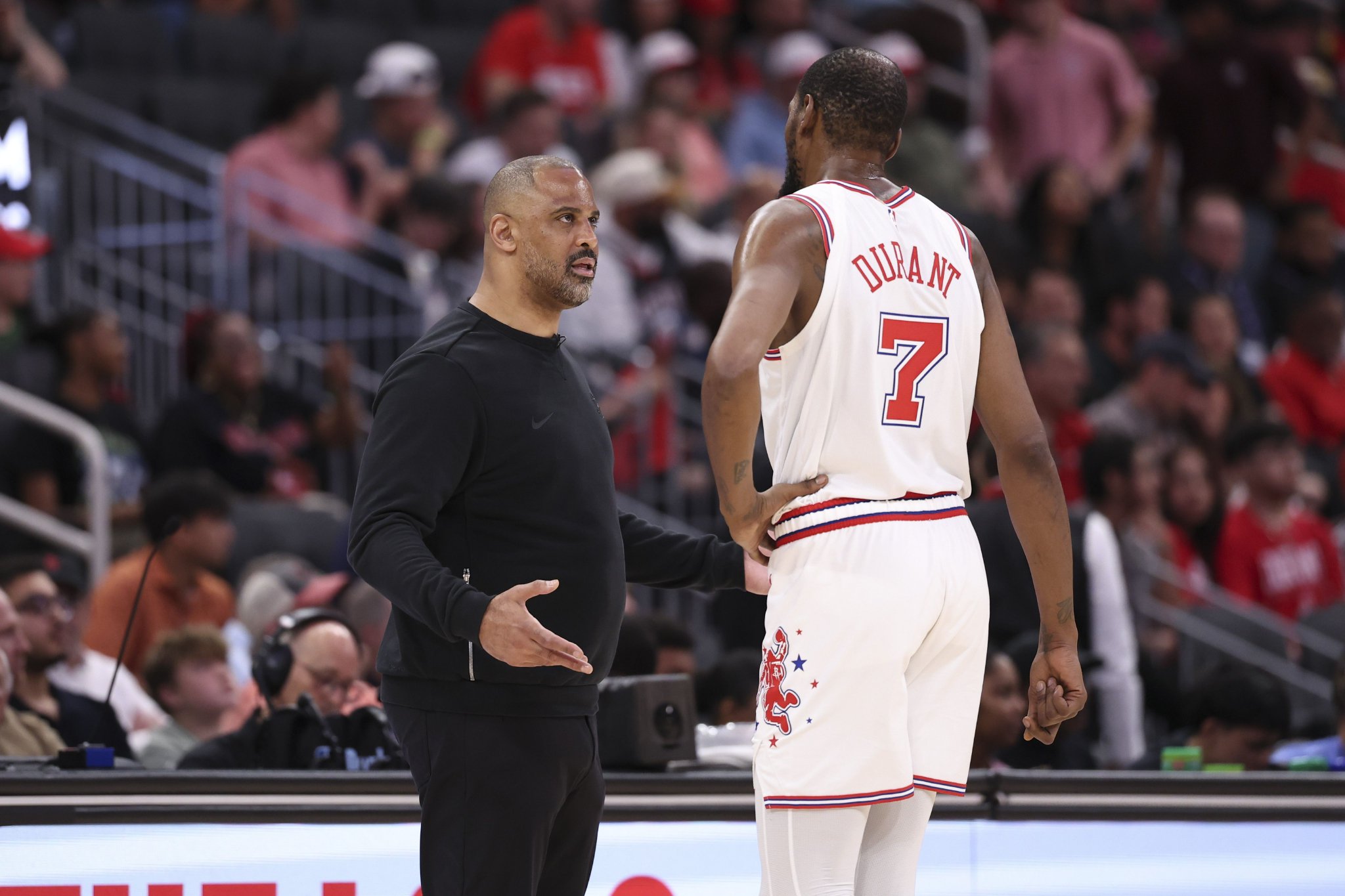 乌度卡：KD在G2末节一次转换进攻中扭伤了左脚踝 赛前决定是否打