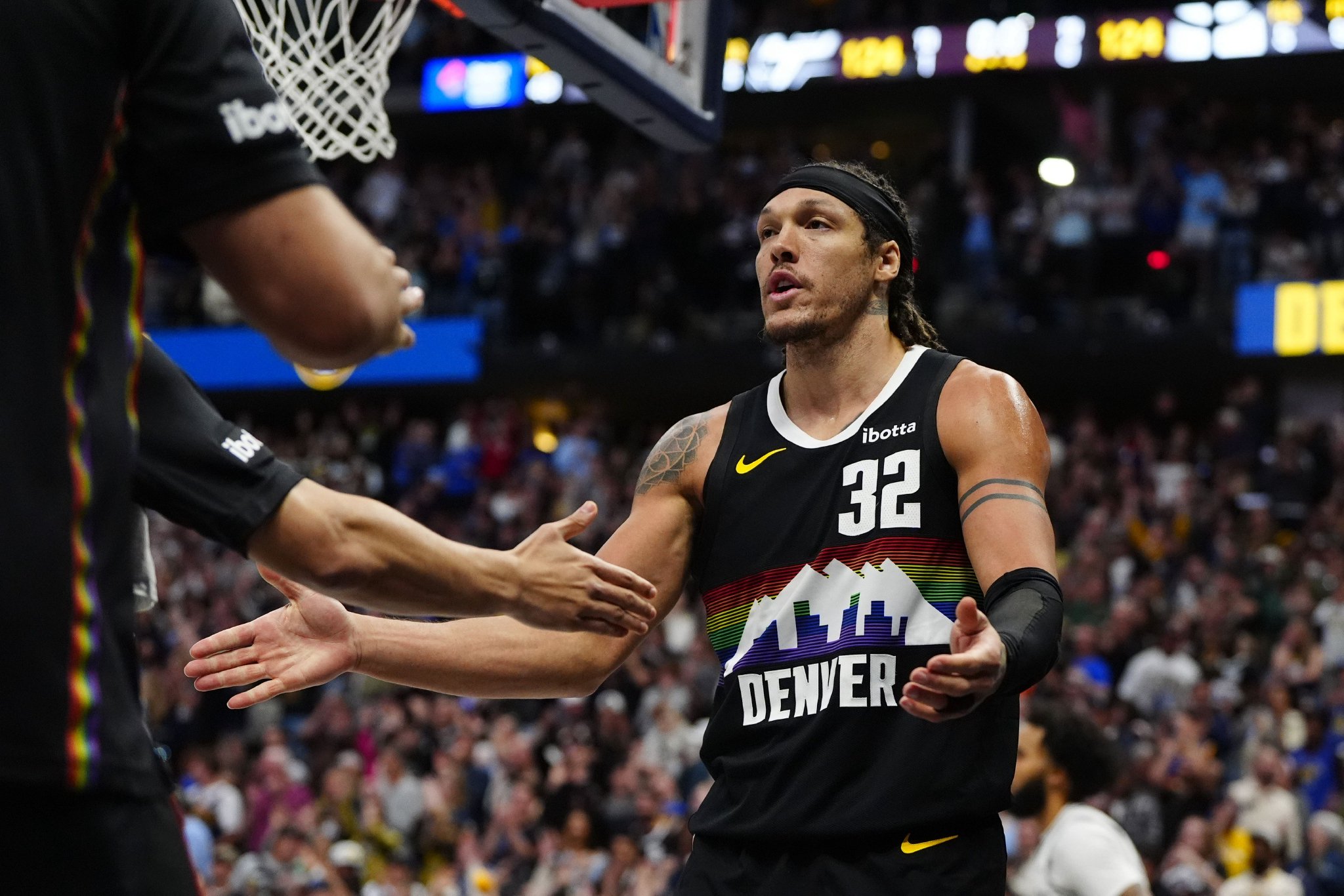 阿德尔曼：戈登今天参与了基础走动性训练 目前没有最新伤情消息