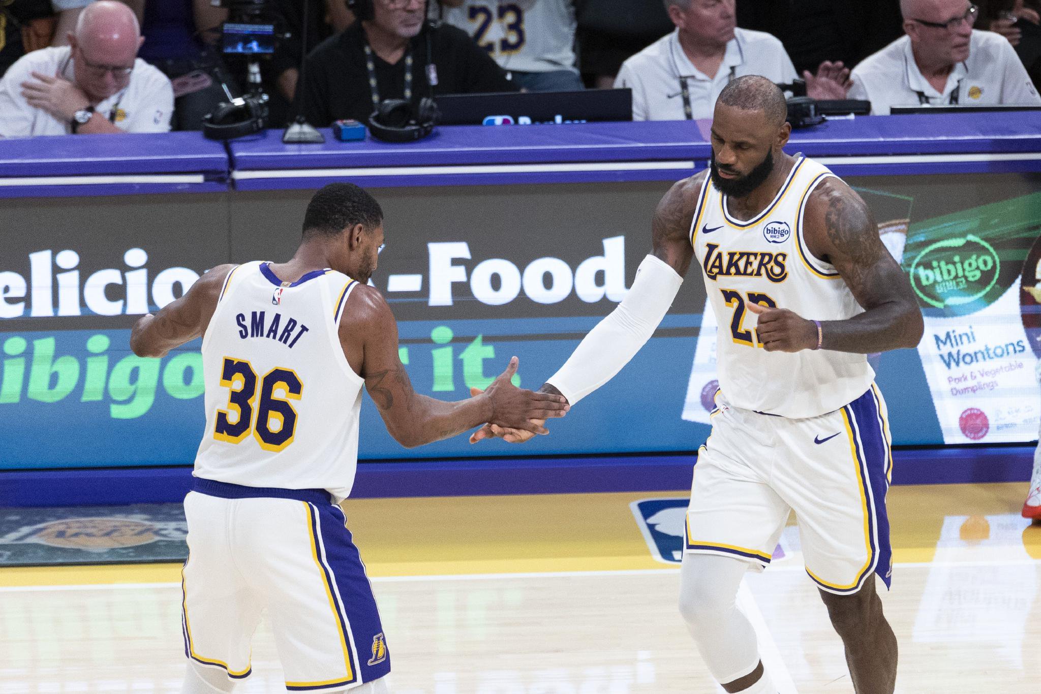 雷迪克：詹姆斯和斯玛特都打出了关键表现 球队也经受住了考验！