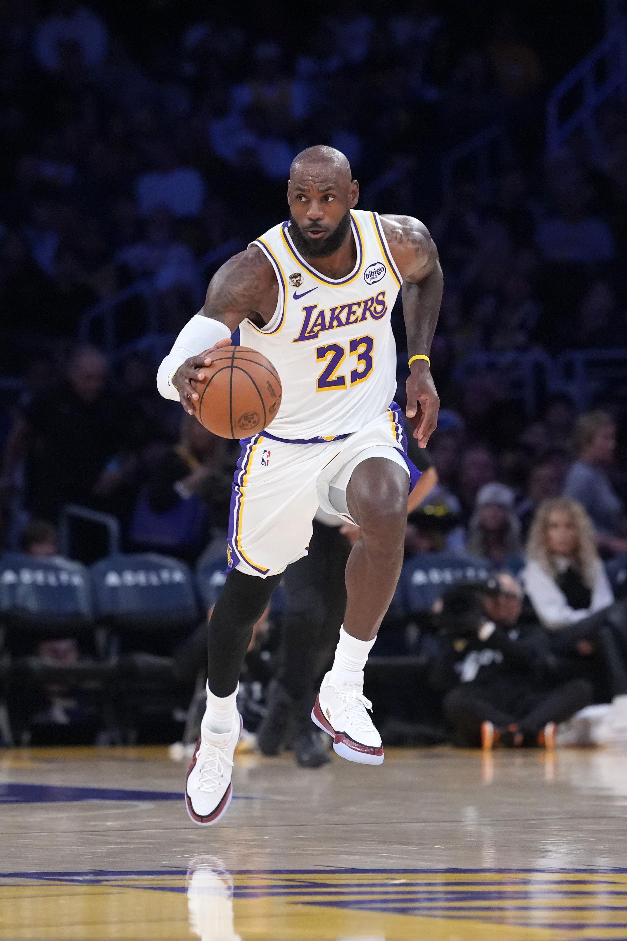 名嘴夏普：说詹姆斯老了的人在哪？还说他不再是球队领袖了？