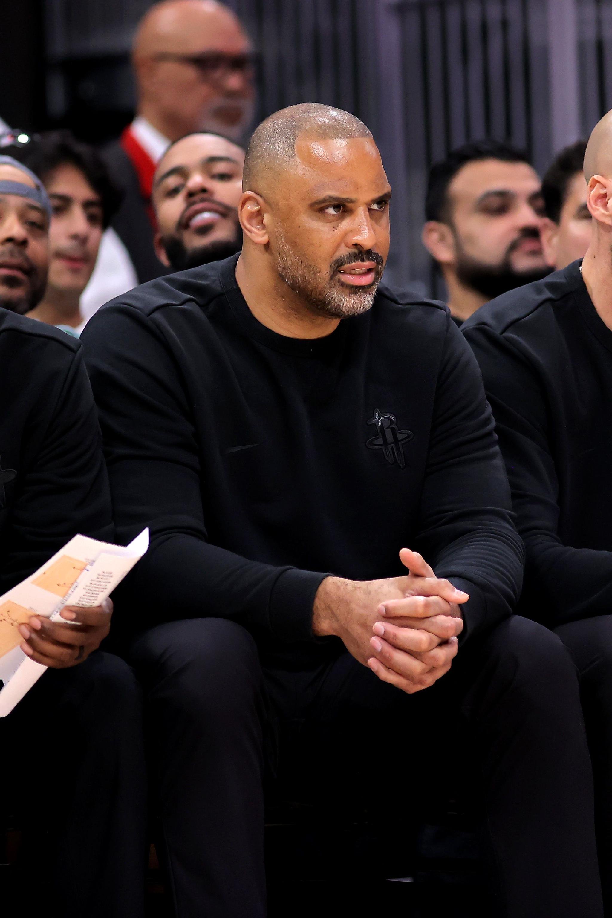 解说：火箭的战绩够跟老板交差了 现实来说乌度卡和斯通都动不了