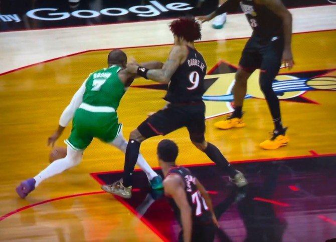 杰伦·布朗伸胳膊被吹罚进攻犯规！绿军队记：这要是SGA就不会吹