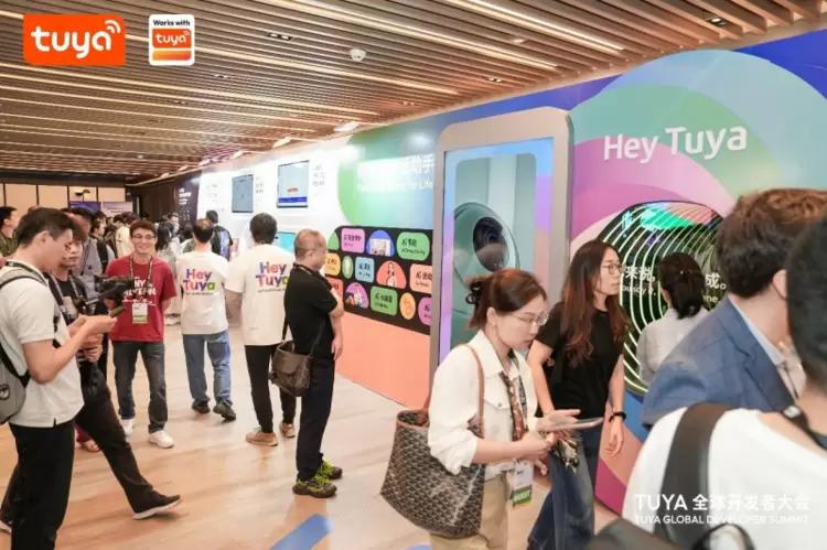【观众在Hey Tuya展区体验互动】