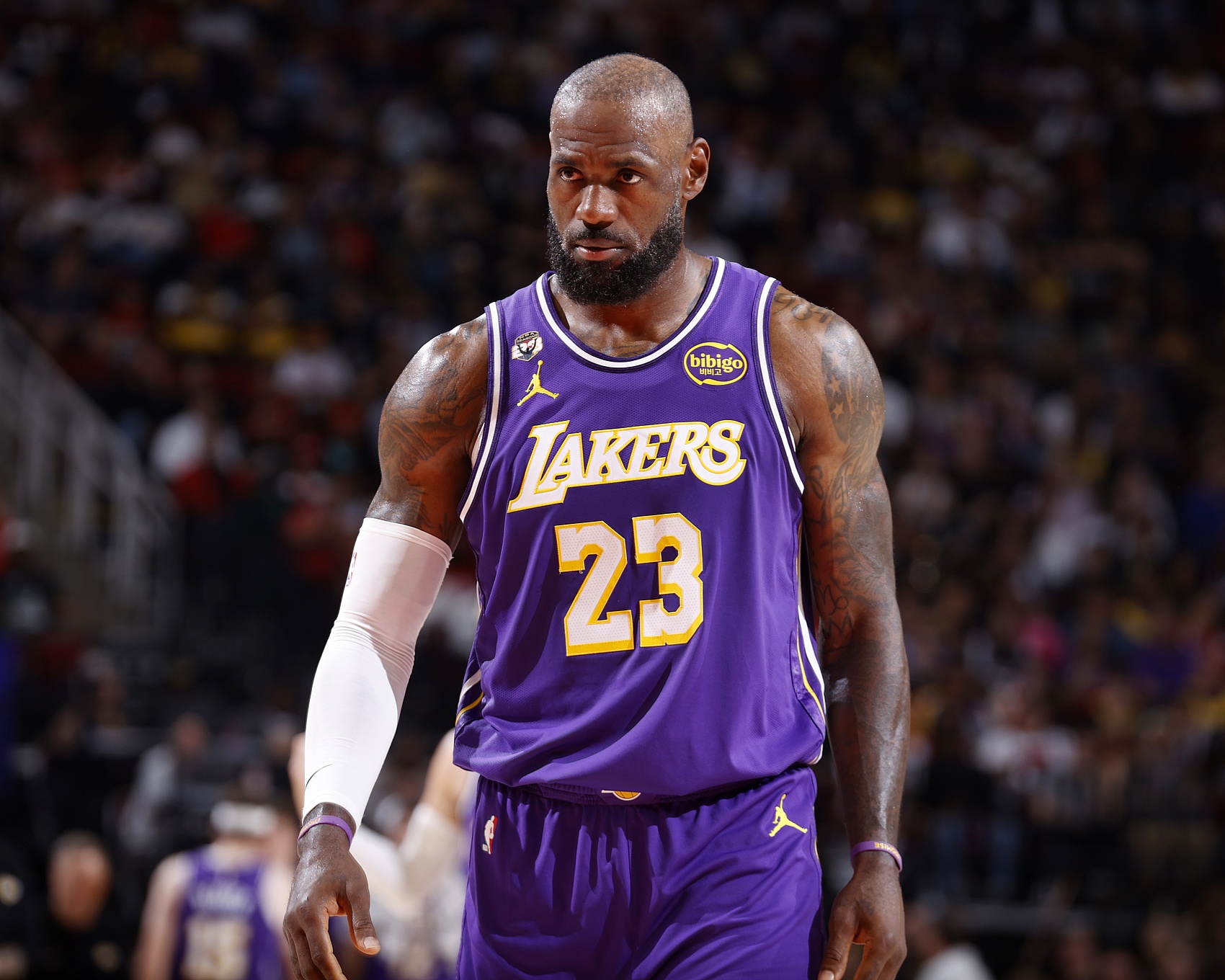 媒体人：有詹姆斯在队里 湖人展现出来的精神风貌和火箭天壤之别