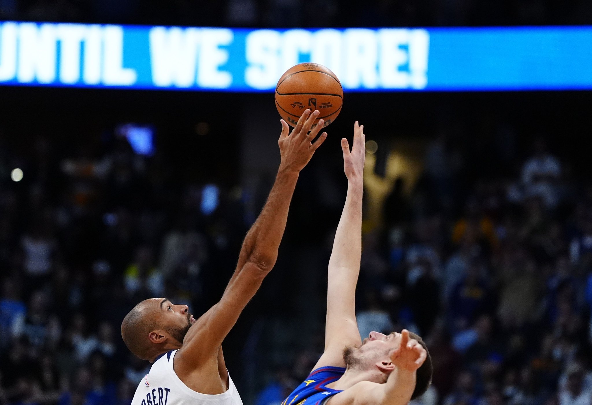 名记：戈贝尔是历史级的防守大师 面对约基奇能打成这样令人惊叹