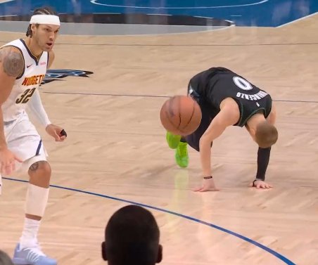 迪文受伤蹬地瞬间：右小腿和杜兰特此前受伤一样肌肉抽搐了一下！