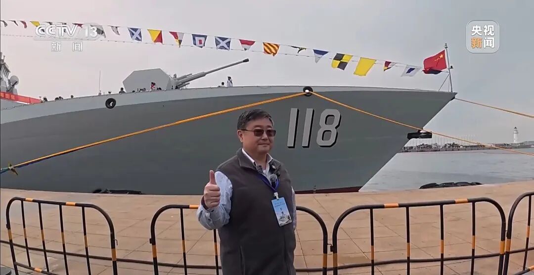 登舰参观后，来自台湾的他写下五个字