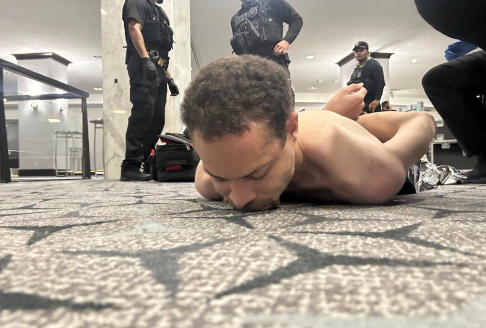 白宫晚宴传出5到8声枪响！95后枪手带多件武器，1特工被枪击，穿防弹衣幸免于难