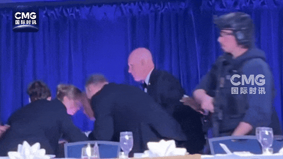 特朗普在安保人员护送下离开现场