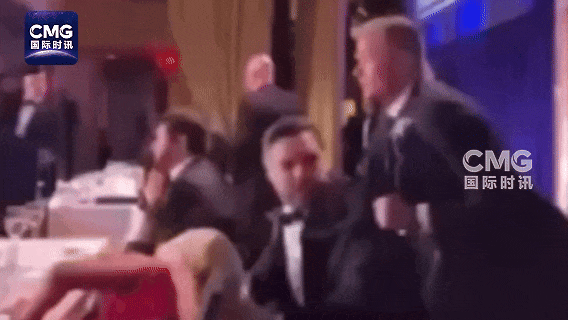 万斯被安保人员带离现场