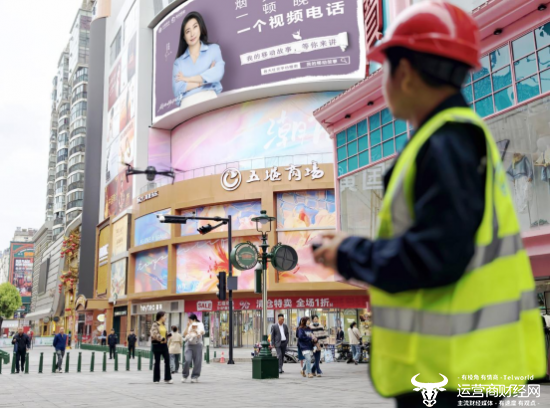 （在十堰香 港街，一架无人机正沿着预设航线执行日常巡逻任务）