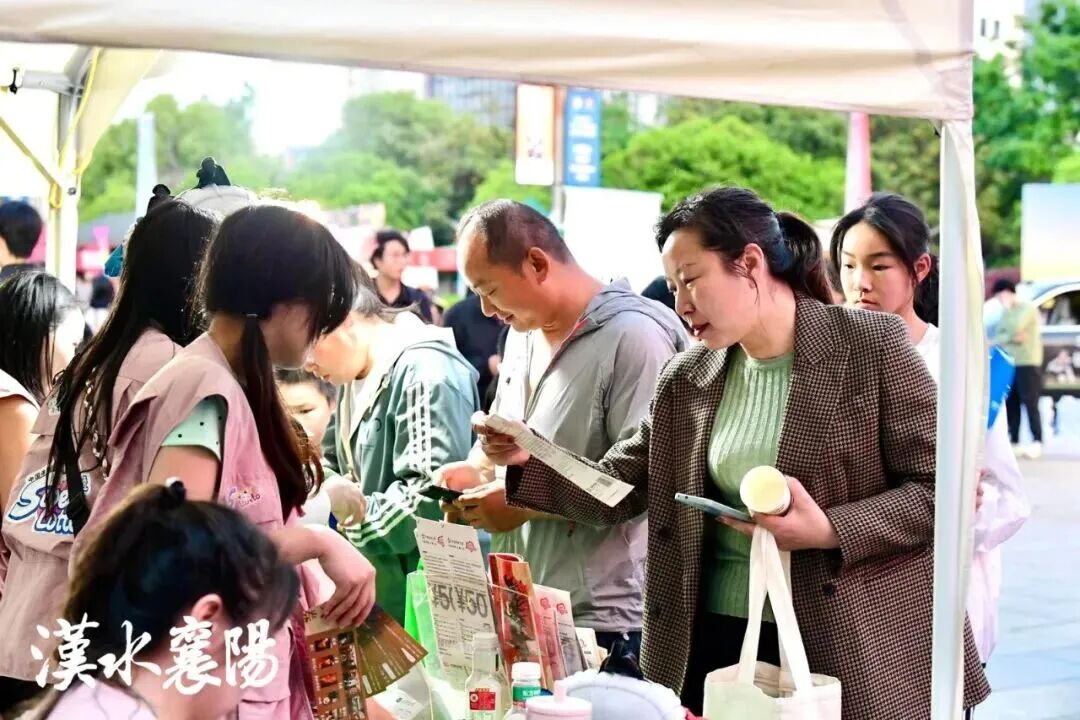 4月25日，市民和搭客在