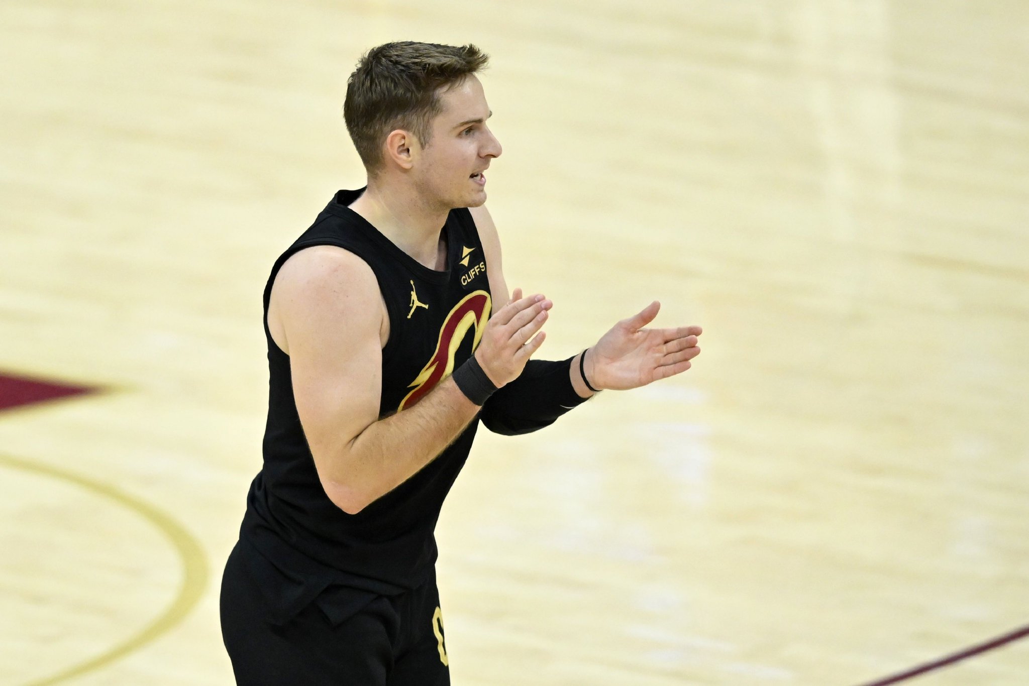 难阻失利！梅里尔9中5拿到14分 三分7中3