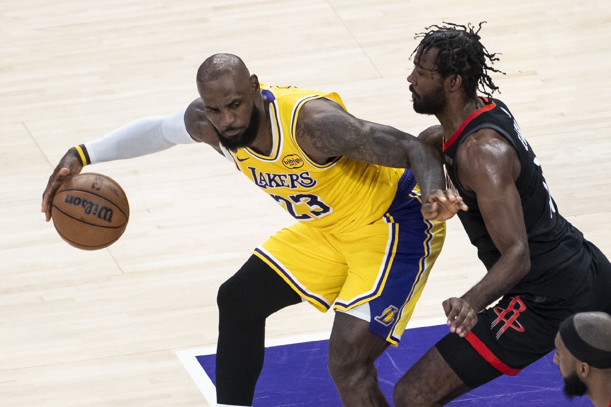 伊森：詹姆斯极具天赋 努力让他打得艰难试着和他进行身体对抗