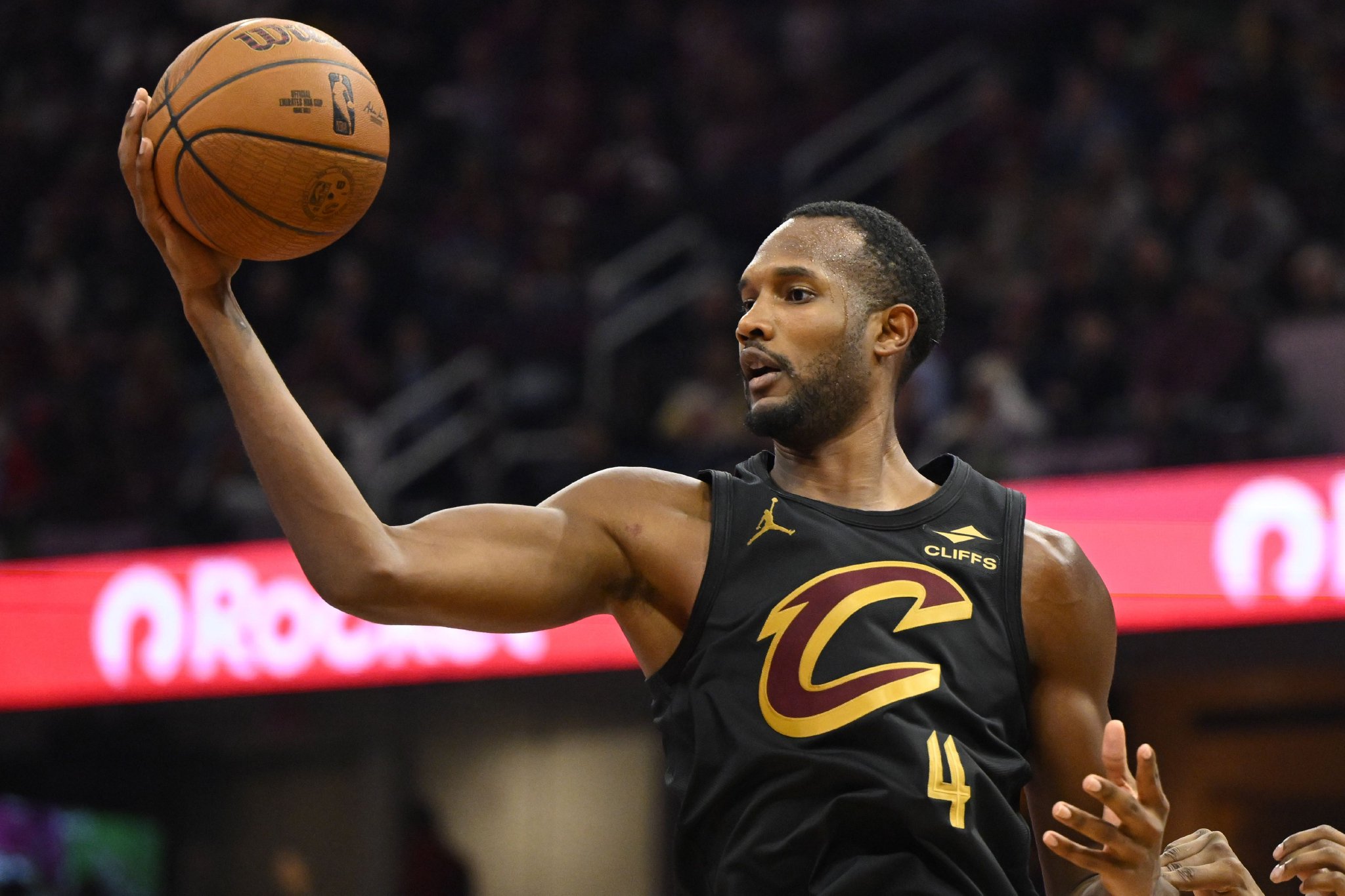 正负值-13！莫布里11投仅4中拿8分9板出现5犯规 三分3中0