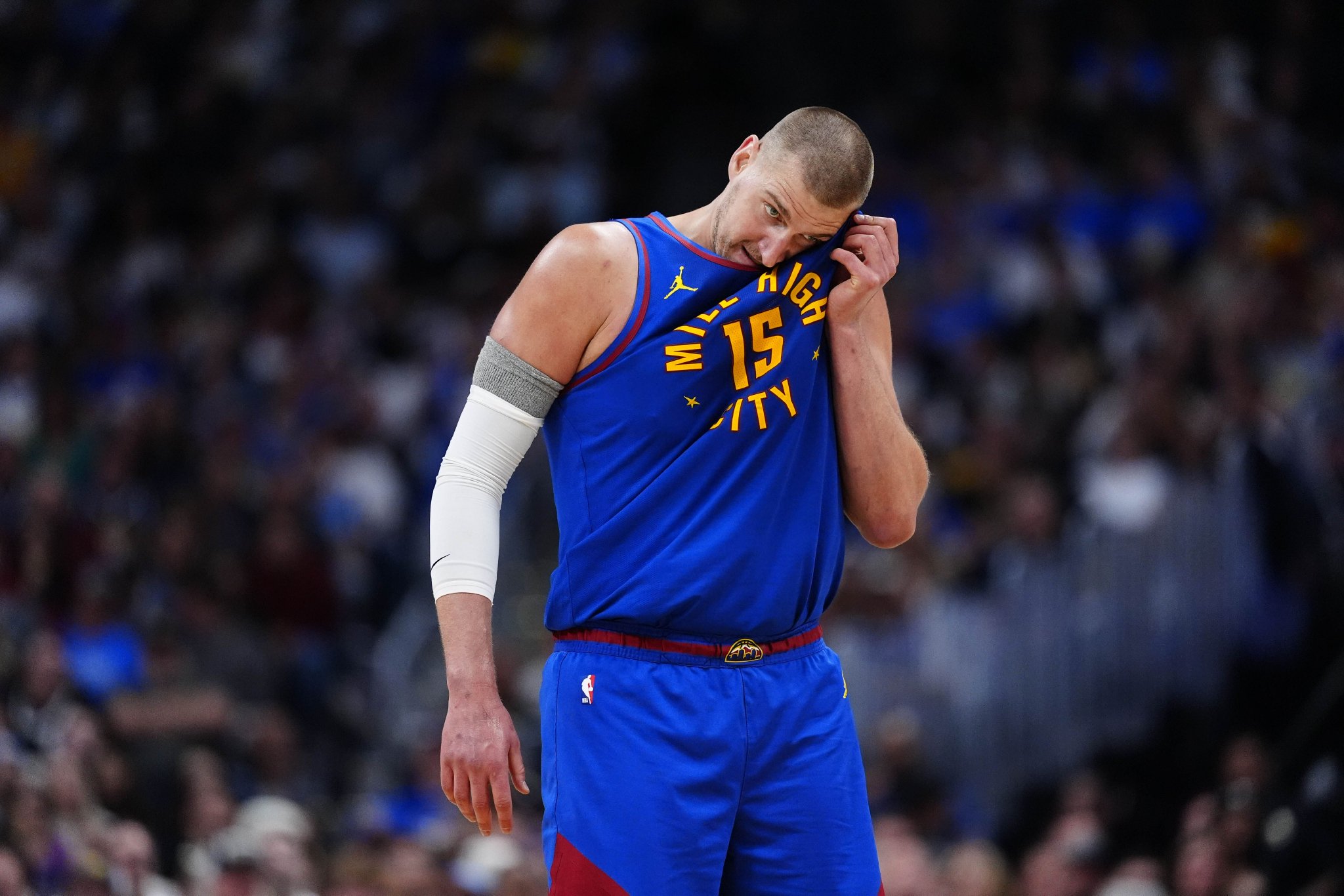 矿记：最让掘金球迷难以接受的是约基奇是1-3落后的头号罪人