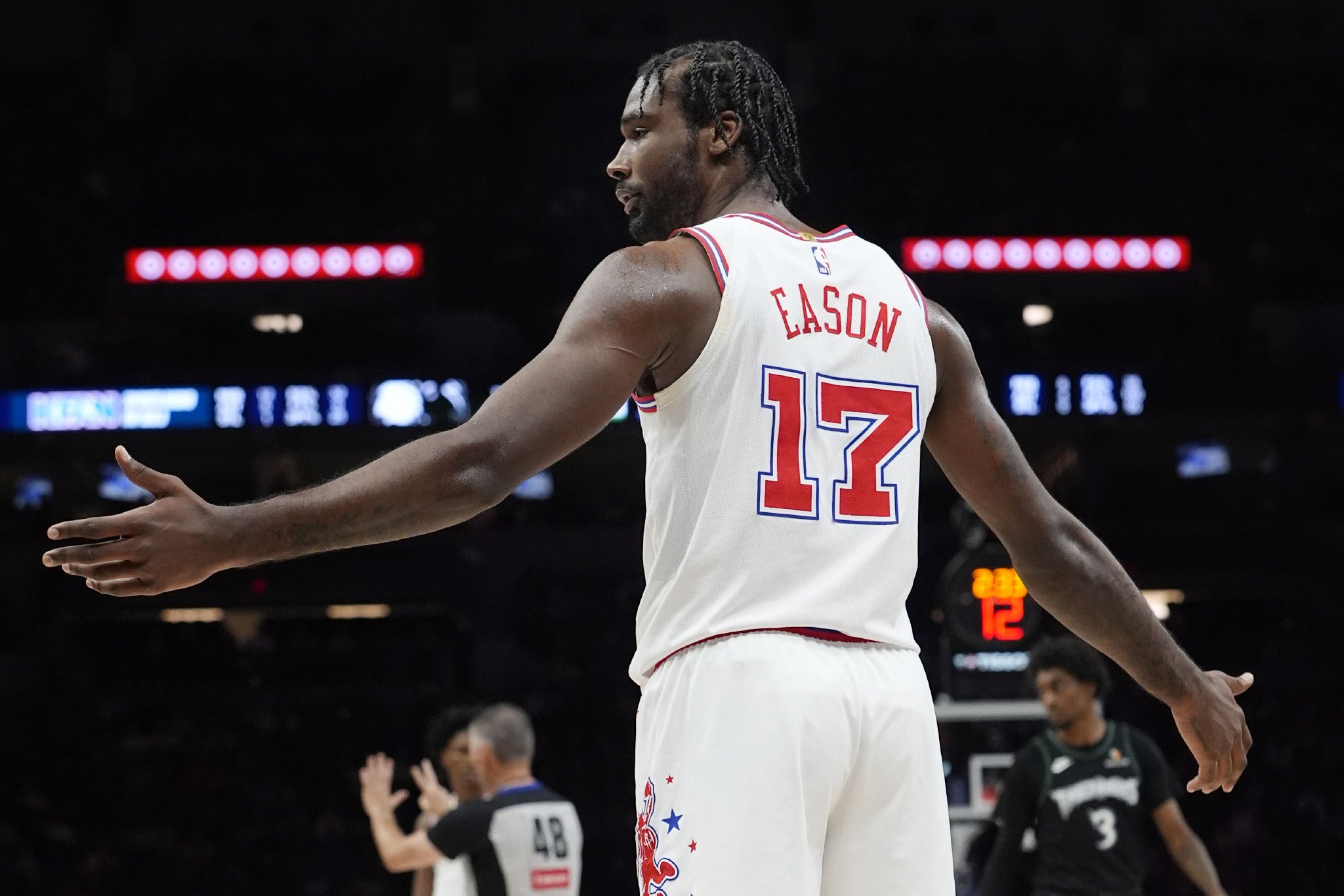 伊森季后赛单场至少20分8板5断 火箭队史第三人&比肩大梦和保罗