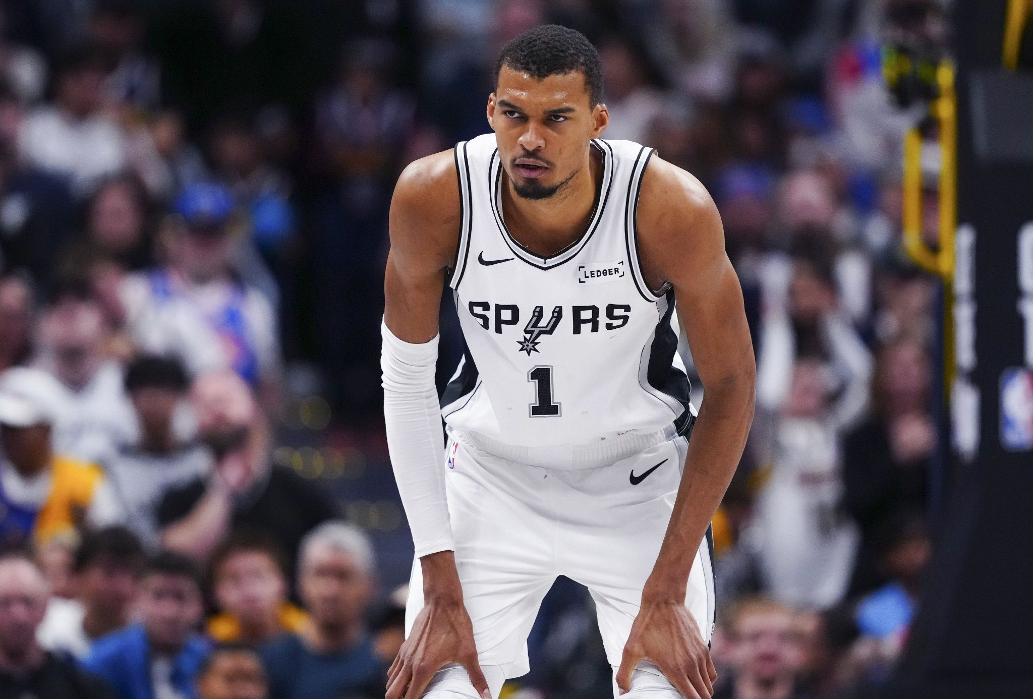 Shams：文班很想上场 正持续提升训练强度 但仍需球队和联盟评估