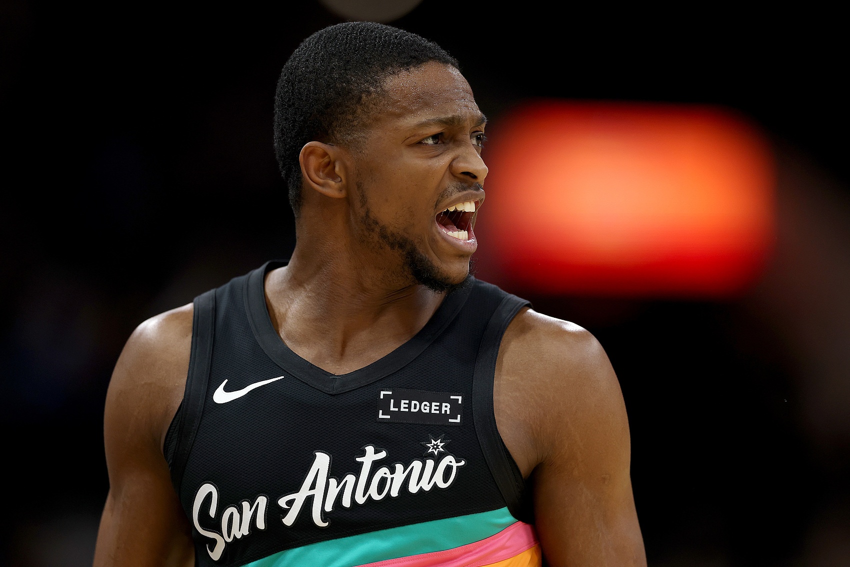 高效全能！福克斯17中11贡献28分6板7助1断2帽 正负值+21