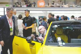 霍尔木兹海峡断航下，中东客商涌进北京车展抢货