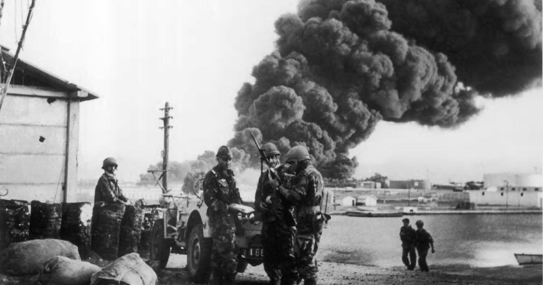 1956年11月英法联军占领塞得港，埃及军队撤退前点燃港口油库
