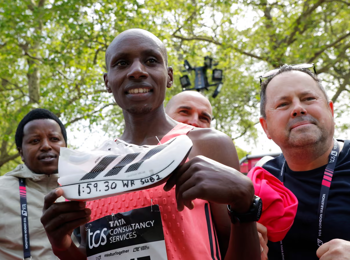 人类马拉松突破2小时，秘诀是啥？教练：每周跑200公里，赛前吃了蜂蜜面包和火腿