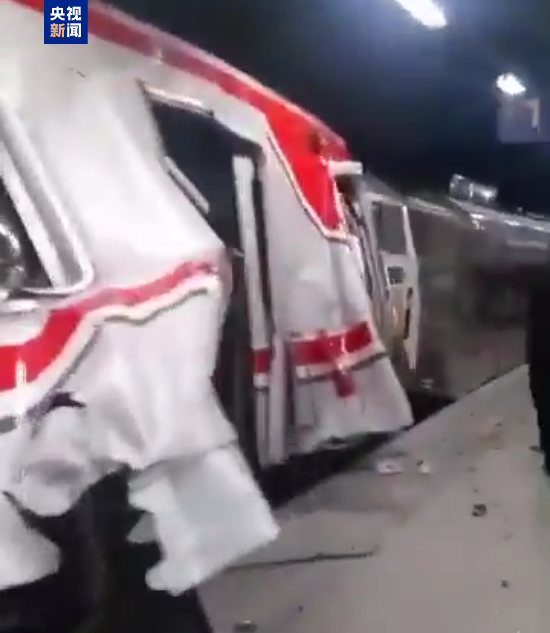 印尼勿加泗市发生列车相撞事故