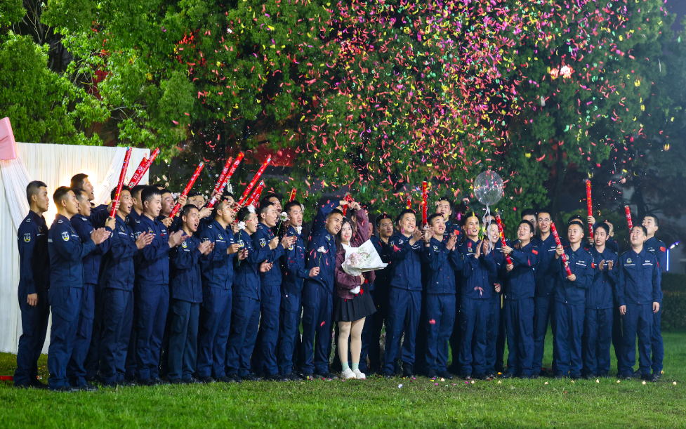 高甜预警！这场求婚有“亿点点”浪漫