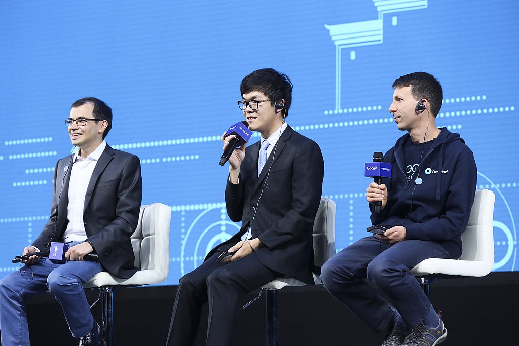 2017 AlphaGo Vs 柯洁（乌镇）大赛第二局赛后发布会，图中从左到右分别为哈萨比斯、柯洁和西尔弗