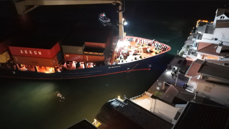 船只搁浅致土耳其博斯普鲁斯海峡通行暂时中断