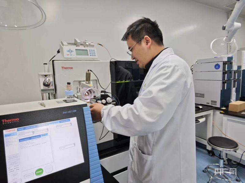 研究人员在做抗体测序实验（央广网记者 王锡斐 摄）