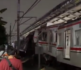 印尼列车相撞事故已造成至少2人死亡