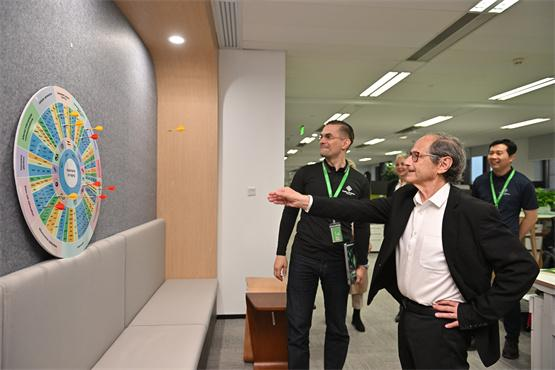 　　▲诺贝尔奖得主迈克尔·莱维特担任科学顾问，身后两位分别是Alex和任峰 来源：新民晚报