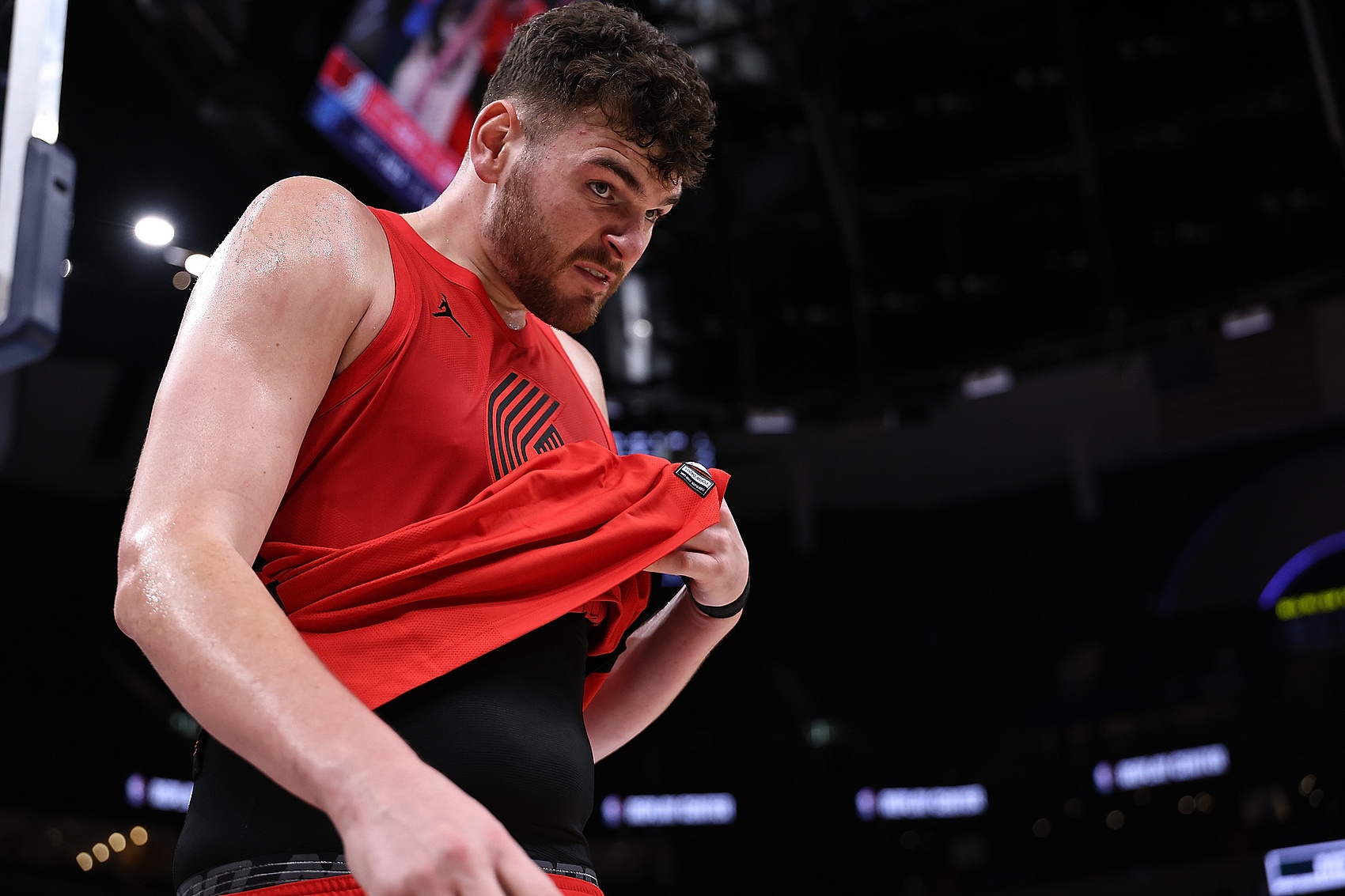 差距不小！克林根常规赛场均12.1分11.6板 季后赛降到7分7.8板