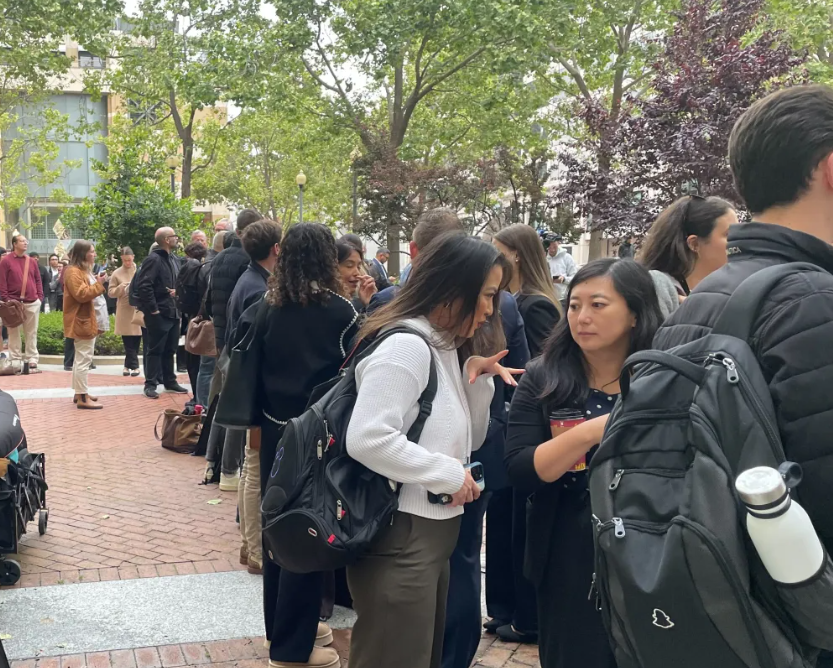 ▲开庭前法院外群众（图源：The Verge）