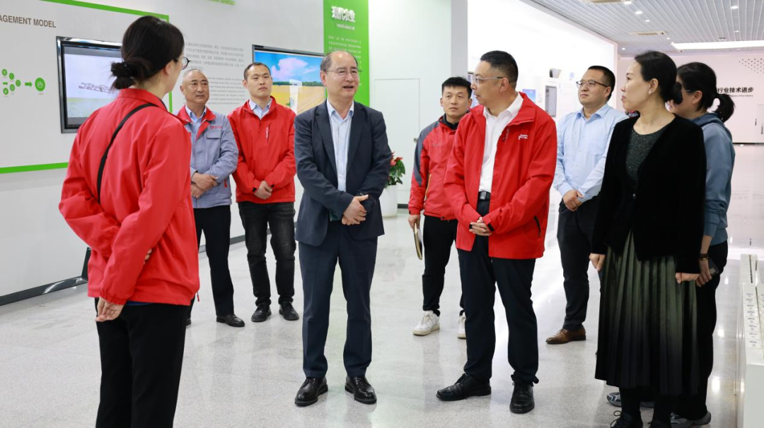 ▲李荣会长（左四）一行参观金正大集团展厅