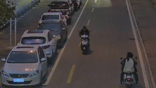 ▲骑行还玩手机，发生危险也不知！