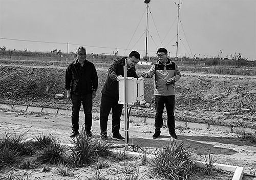 ▲坚守盐碱地的三代人（左起：欧阳竹、 孙志刚、刘振）。