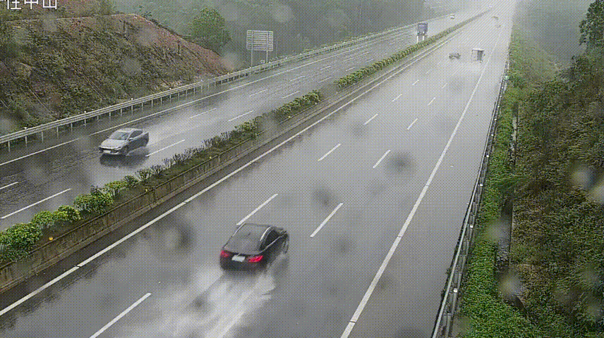 ▲雨天出行，车速过快容易发生侧滑！