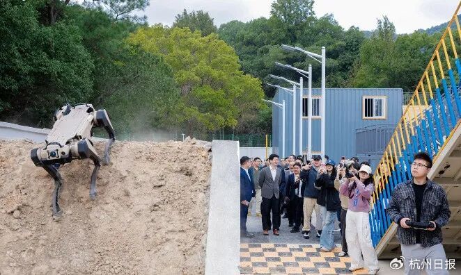 机器人在杭州市人形机器人中试基地暨应用推广中心接受测试。​