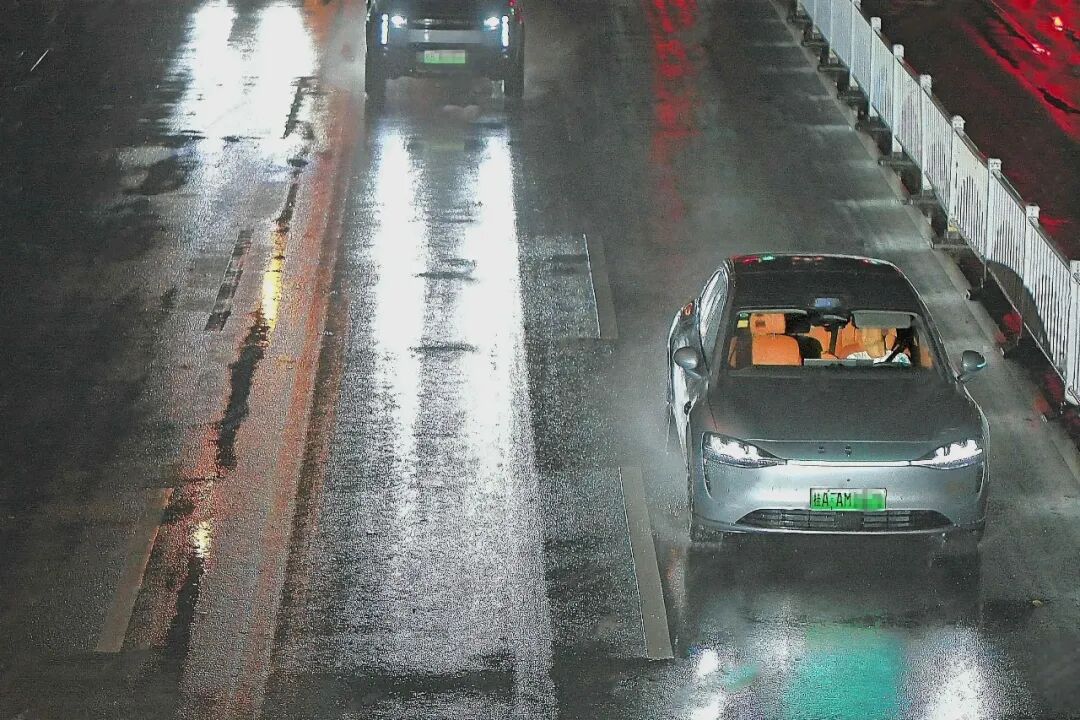男子酒后开智驾在马路中央睡着，双手完全脱离方向盘，被罚款1300元、记12分、扣留驾驶证6个月