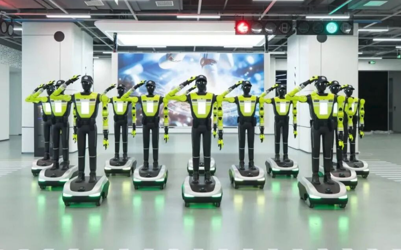 ▲这支名为“杭警智行”的机器人交警队伍，“五一”上岗。图/澎湃新闻