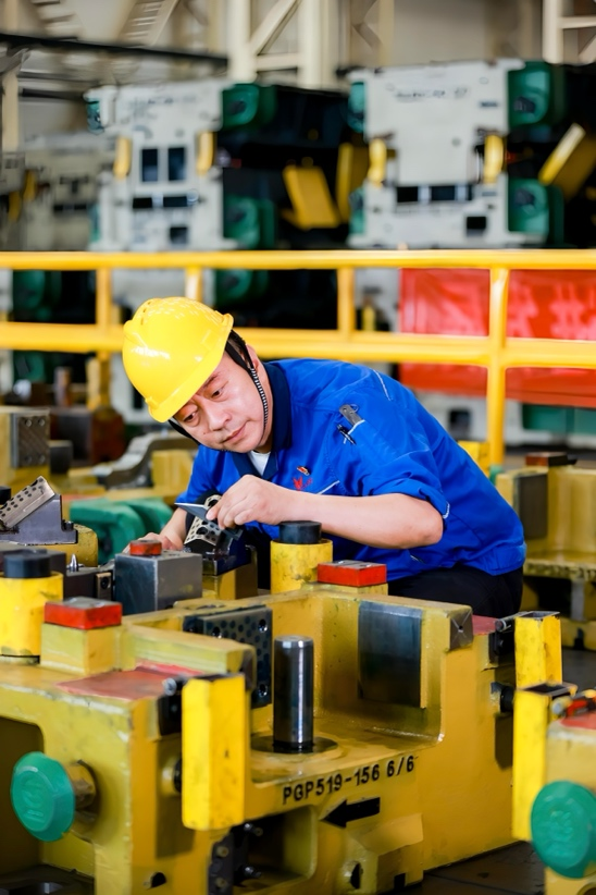 大国工匠、江铃汽车特级技师刘辉在车间工作 &nbsp;图片来源：