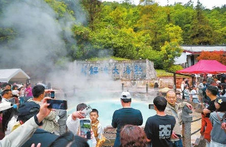 “五一”假期，腾冲火山热海旅游区“热海大滚锅”地热奇观吸引游客前来观光。记者 胡妤雅 黄兴能 摄