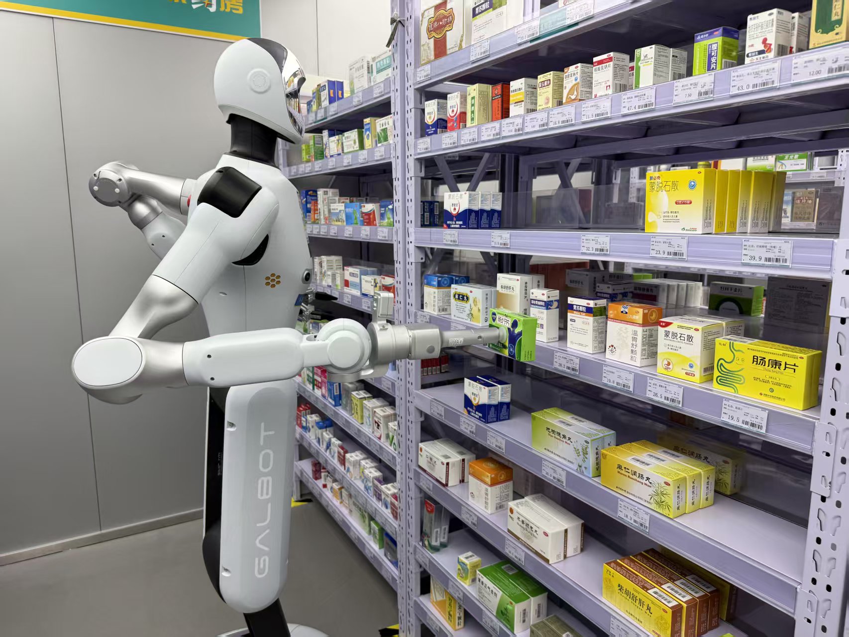 银河通用具身大模型机器人Galbot G1在智慧药房自主取送商品。