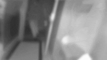 李金精与战友在抓捕行动中。