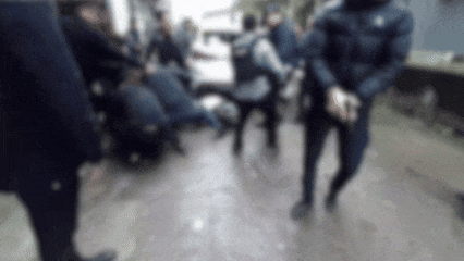 李金精与战友在抓捕行动中。