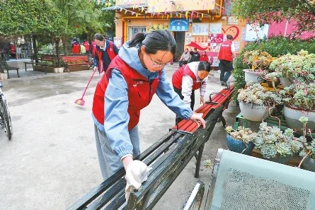 中铁二十局五公司总部党总支到敬老院开展志愿服务活动。 记者 陈飞 摄